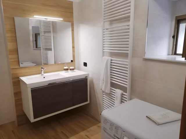 Zona giorno con tavolo e sedie del B&B GABRI
